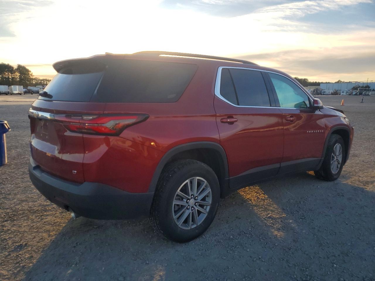 2023 CHEVROLET TRAVERSE LT photo 3