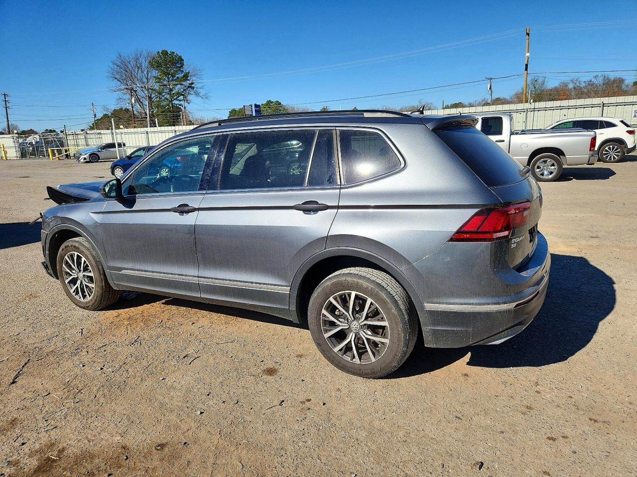 2020 VOLKSWAGEN TIGUAN SE photo 2