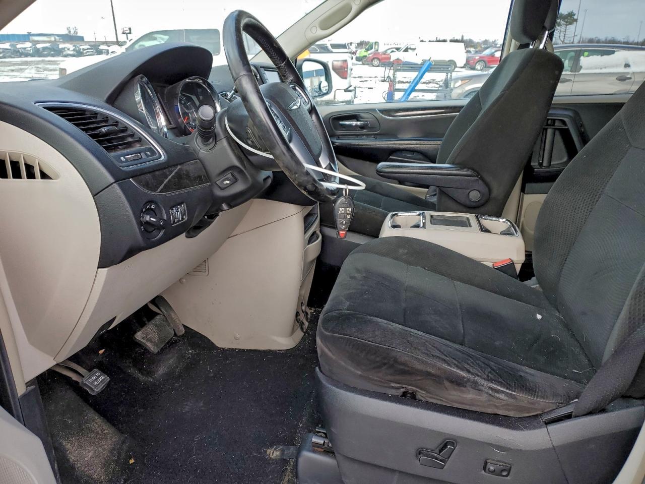 2012 CHRYSLER TOWN & COUNTRY TOURING photo 7
