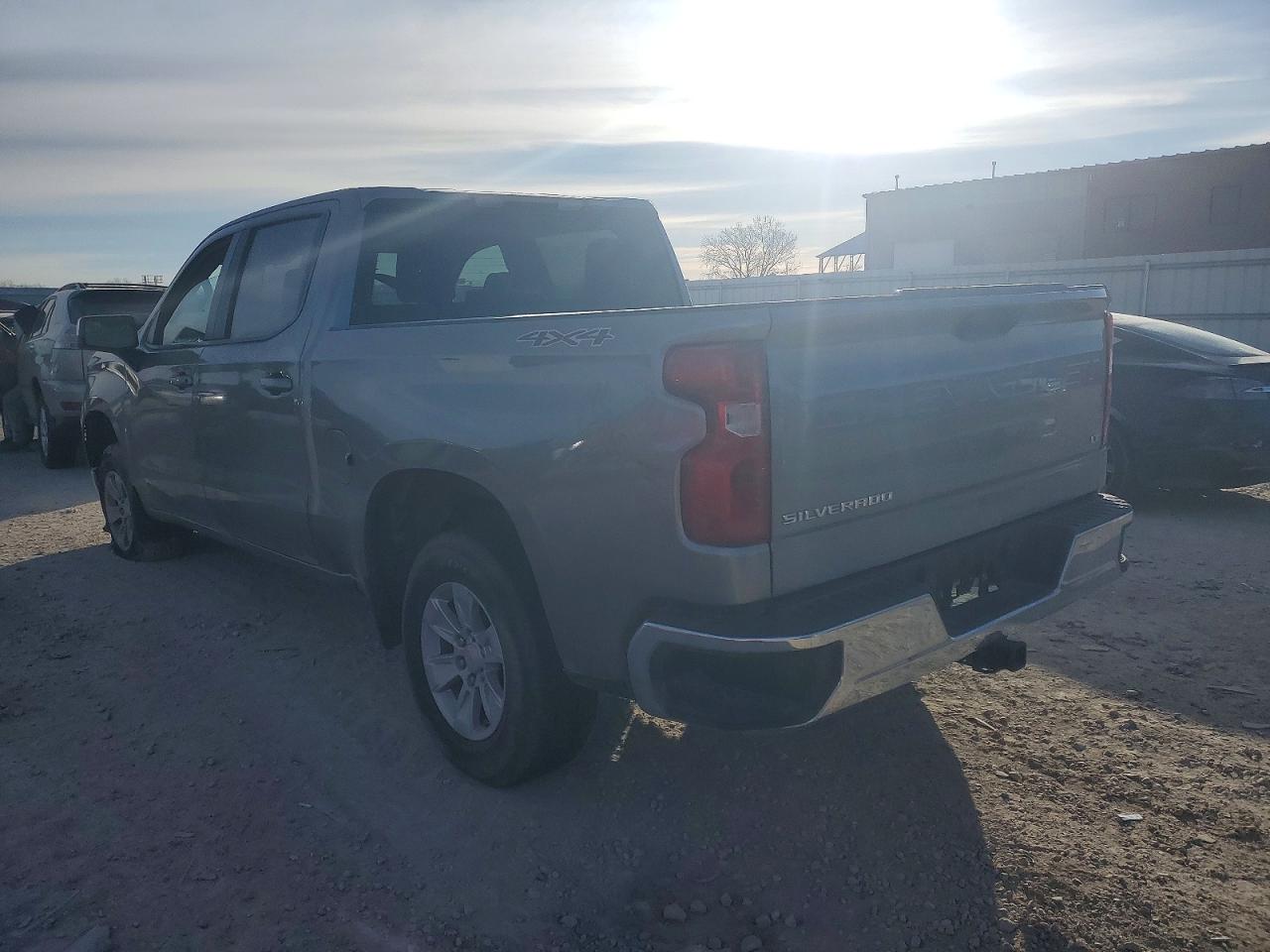 2023 CHEVROLET SILVERADO K1500 LT photo 2