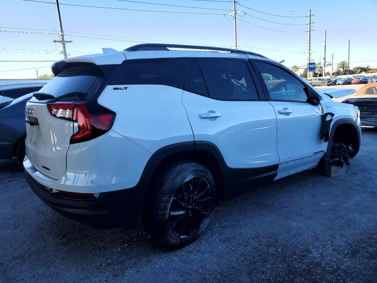 2024 GMC TERRAIN SLT photo 3