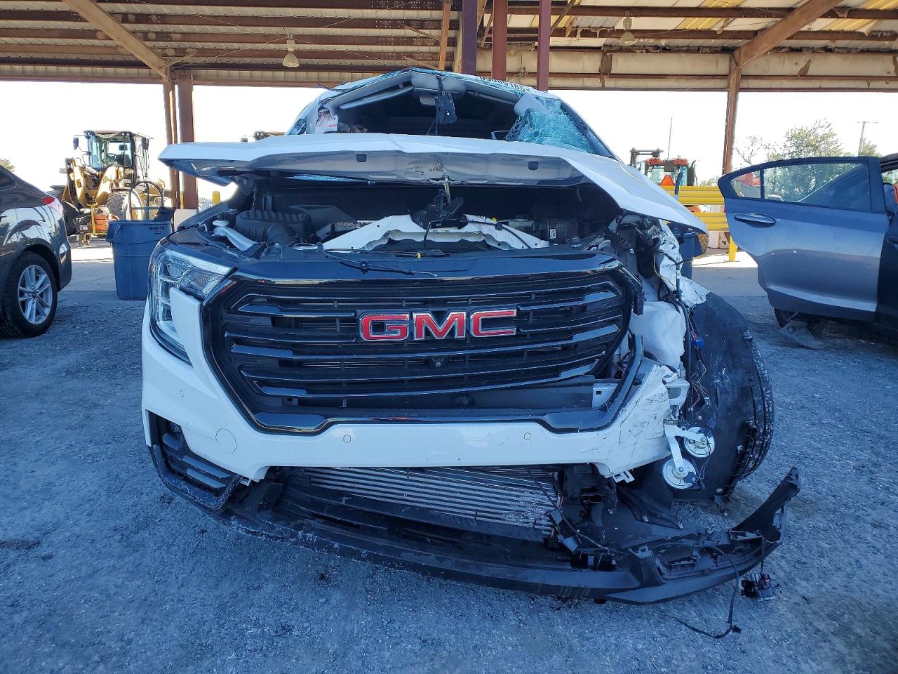 2024 GMC TERRAIN SLT photo 5