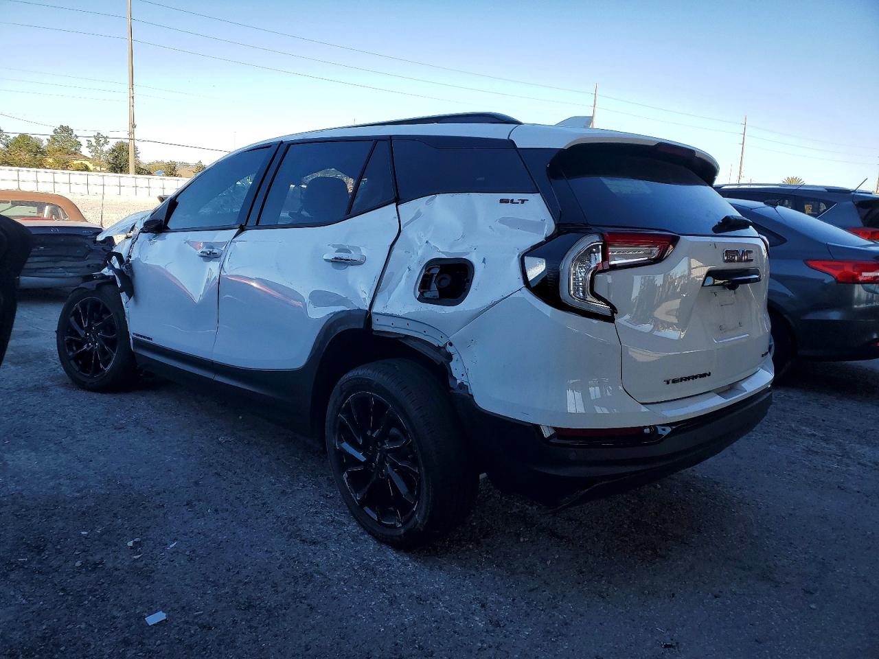 2024 GMC TERRAIN SLT photo 2