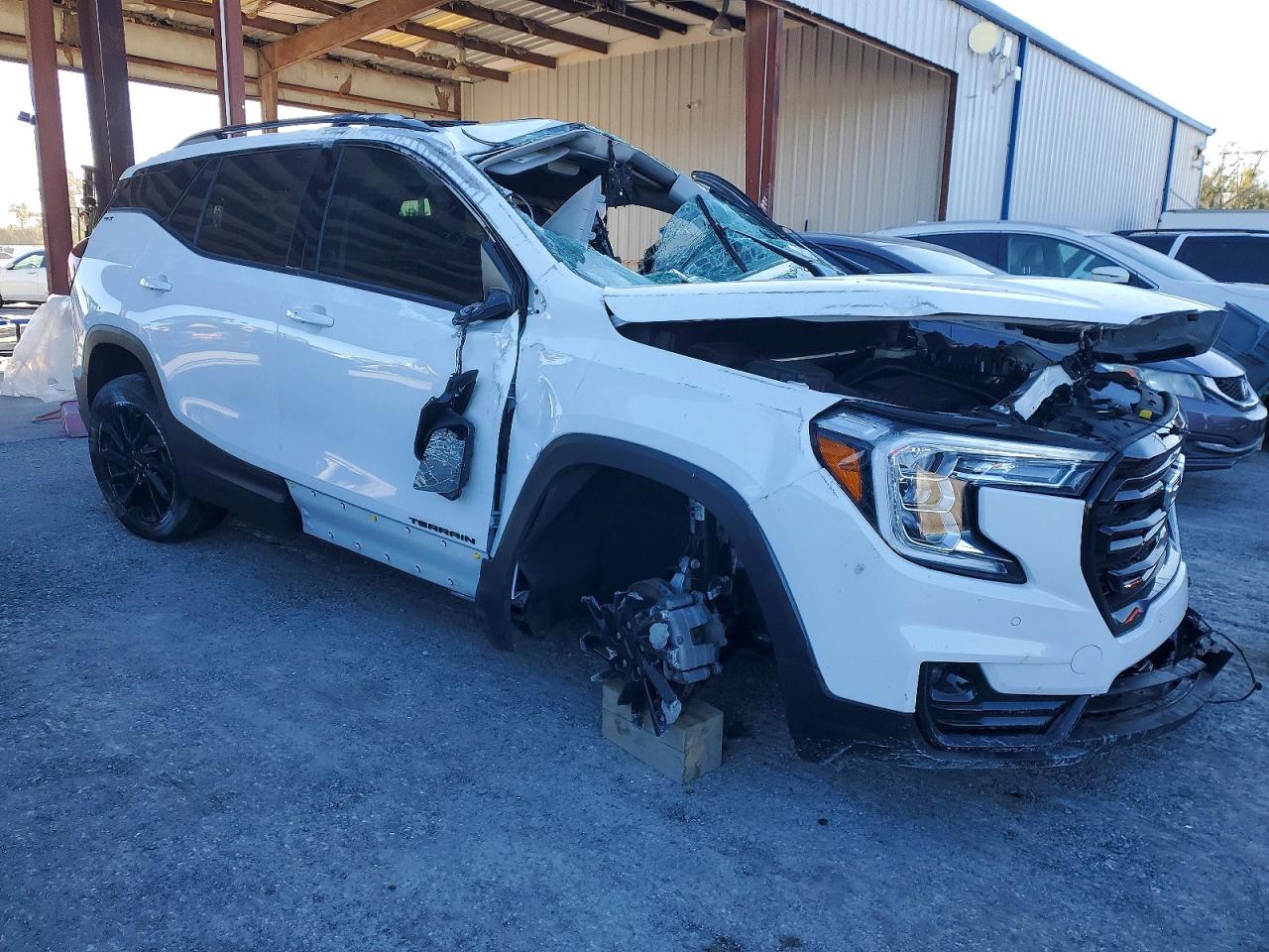 2024 GMC TERRAIN SLT photo 4