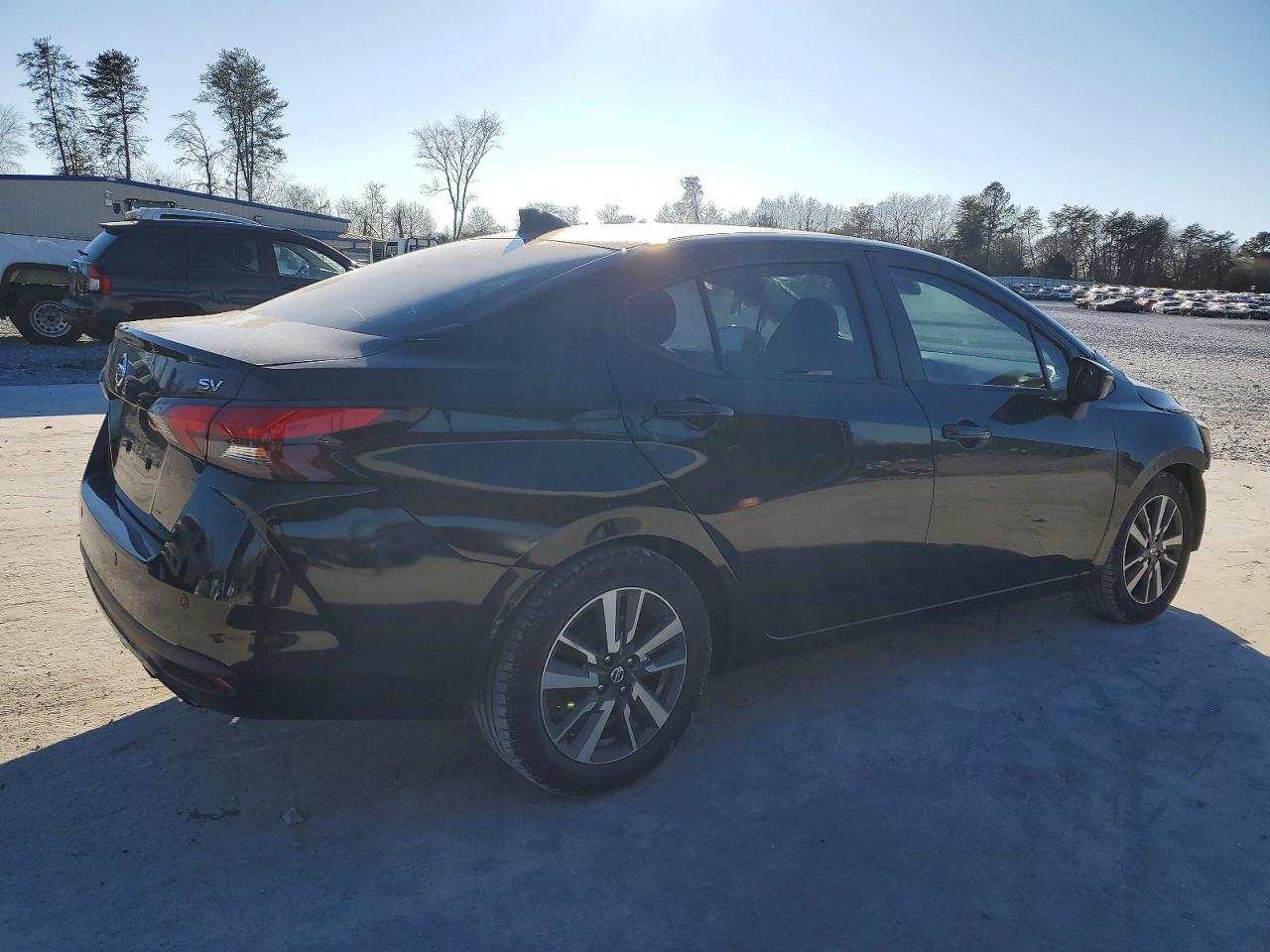 2021 NISSAN VERSA SV photo 3