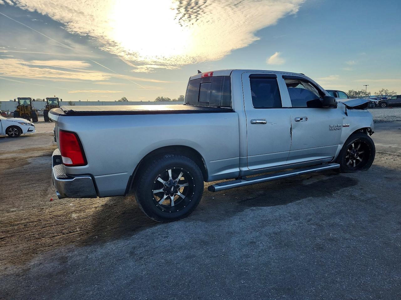 2015 RAM 1500 SLT photo 3