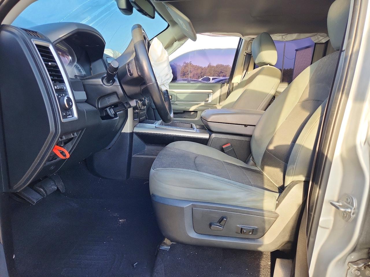 2015 RAM 1500 SLT photo 7