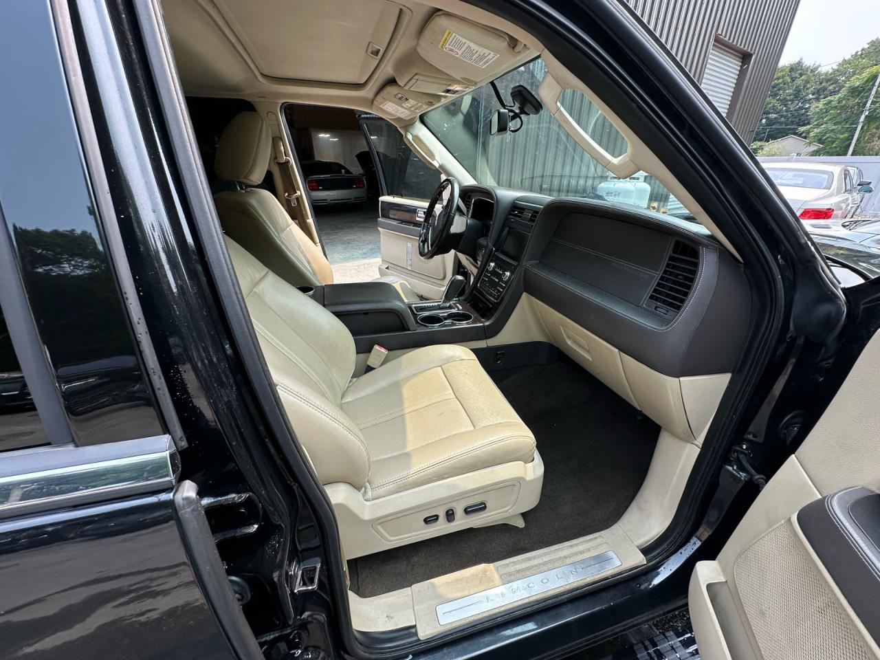 2015 LINCOLN NAVIGATOR photo 5