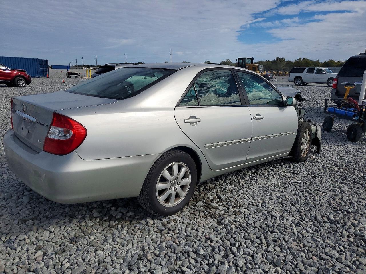 2002 TOYOTA CAMRY LE photo 3