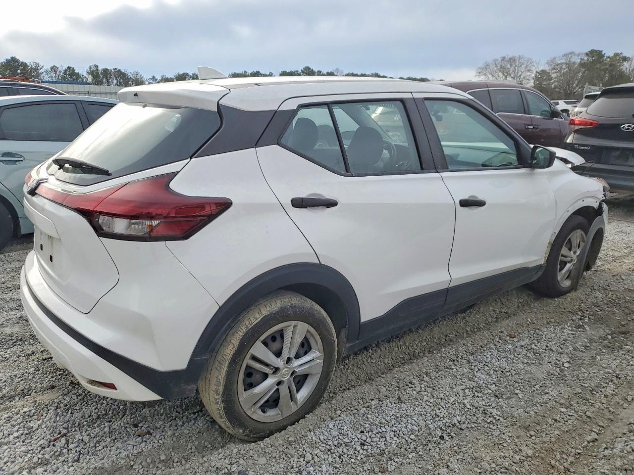 2022 NISSAN KICKS S photo 3