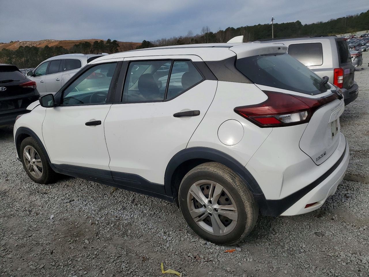 2022 NISSAN KICKS S photo 2