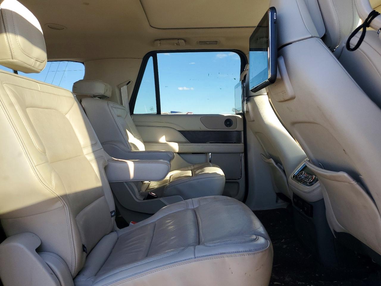 2019 LINCOLN NAVIGATOR L RESERVE photo 11