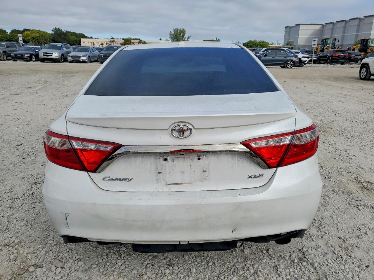 2016 TOYOTA CAMRY LE photo 6