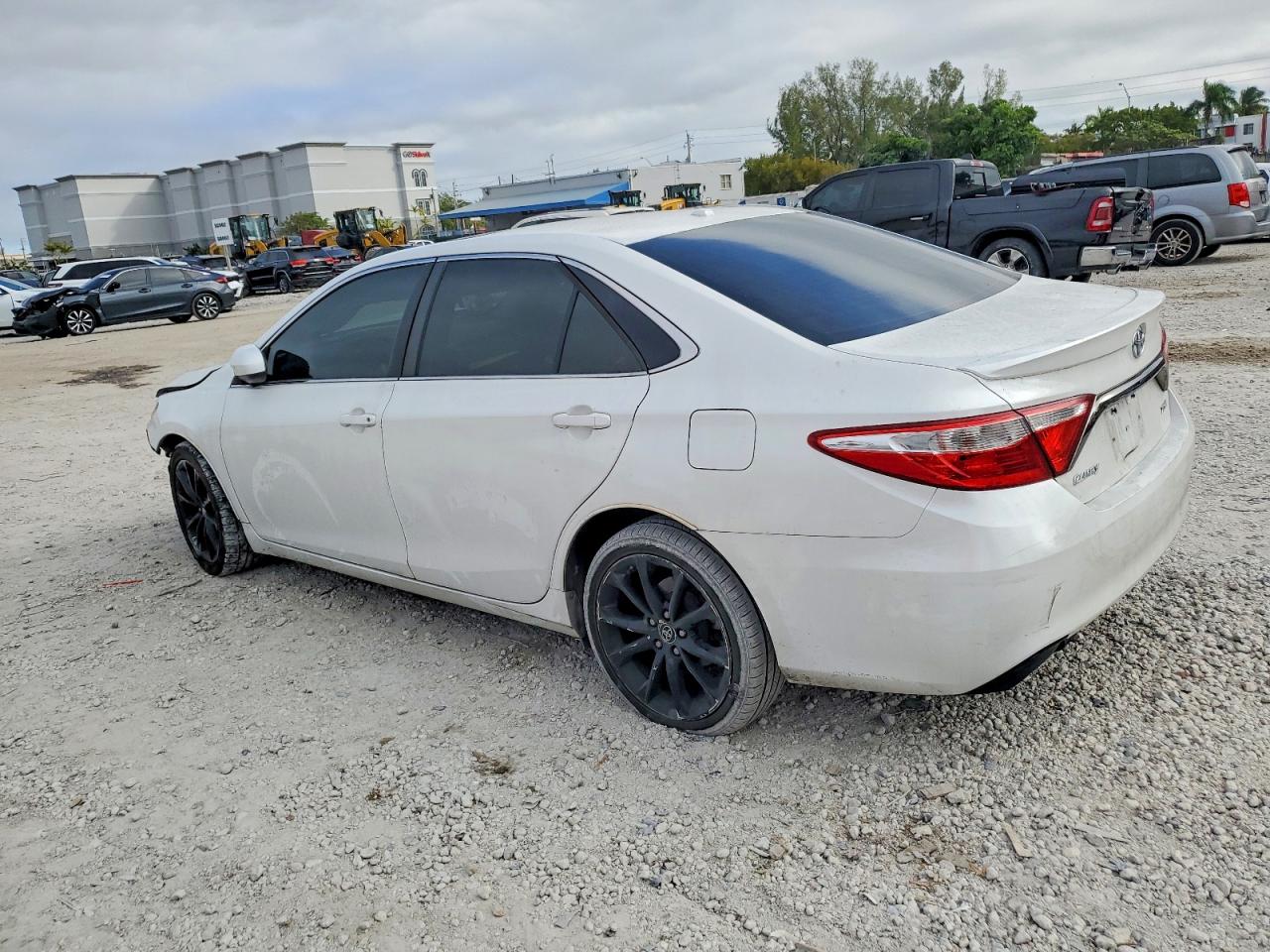2016 TOYOTA CAMRY LE photo 2