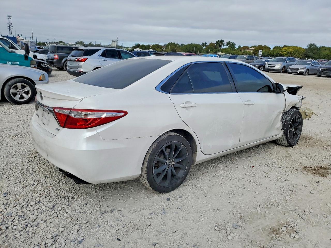 2016 TOYOTA CAMRY LE photo 3