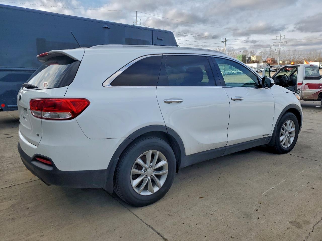 2016 KIA SORENTO LX photo 5