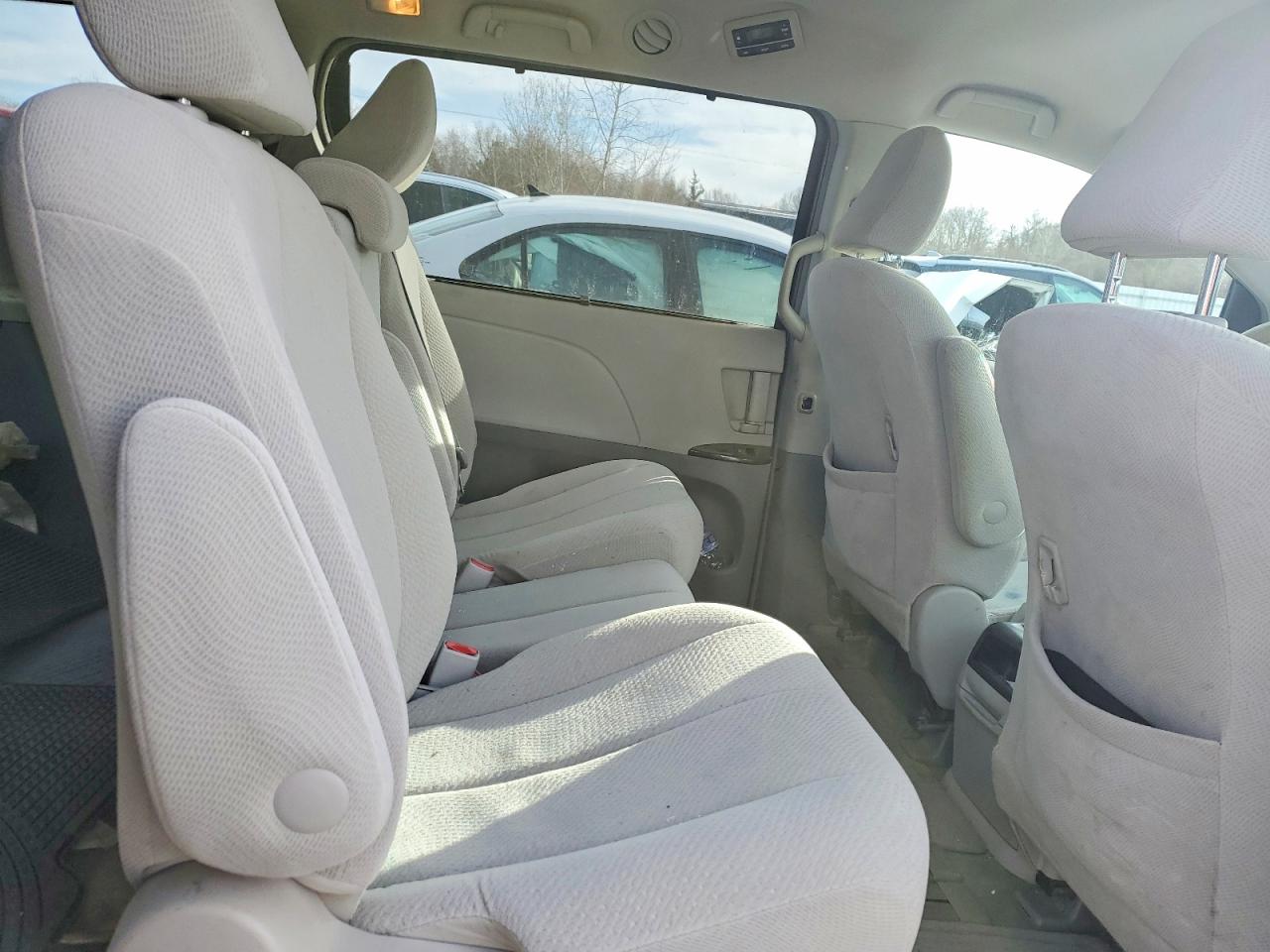 2014 TOYOTA SIENNA LE photo 11