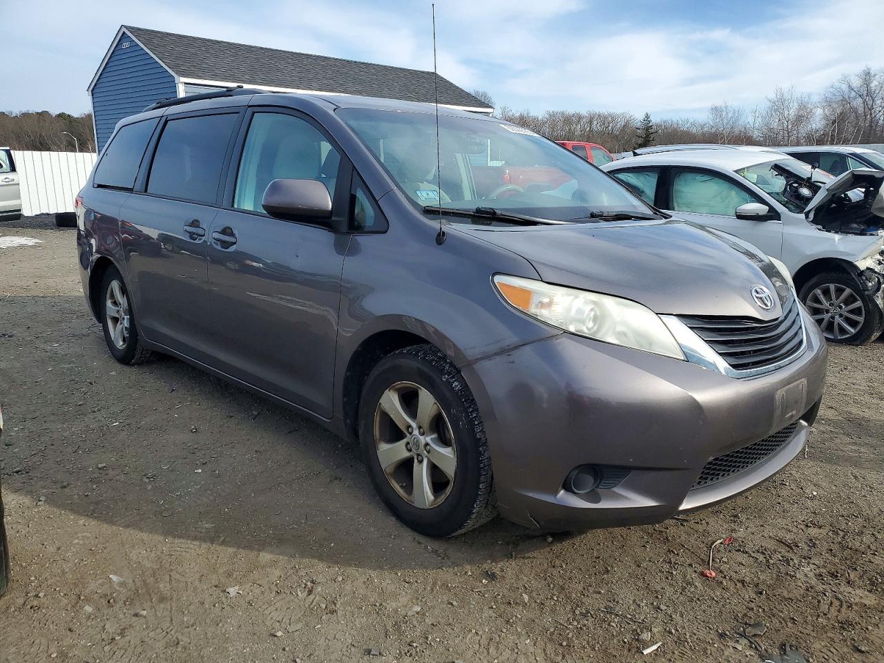 2014 TOYOTA SIENNA LE photo 4