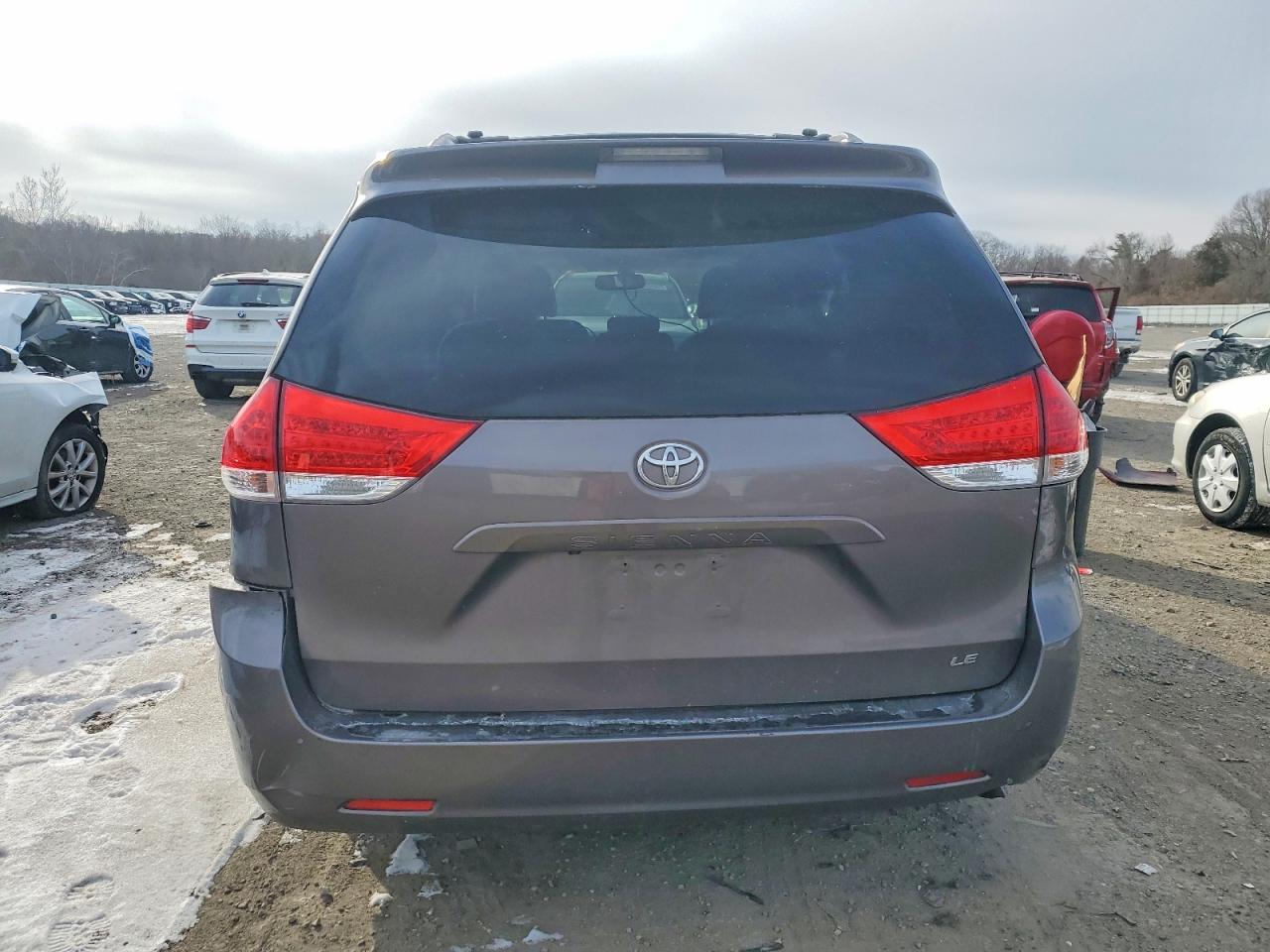 2014 TOYOTA SIENNA LE photo 6