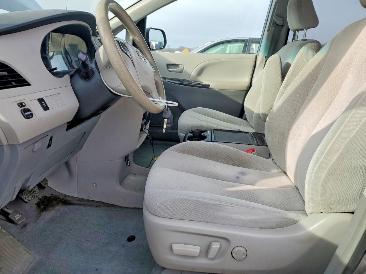 2014 TOYOTA SIENNA LE photo 7