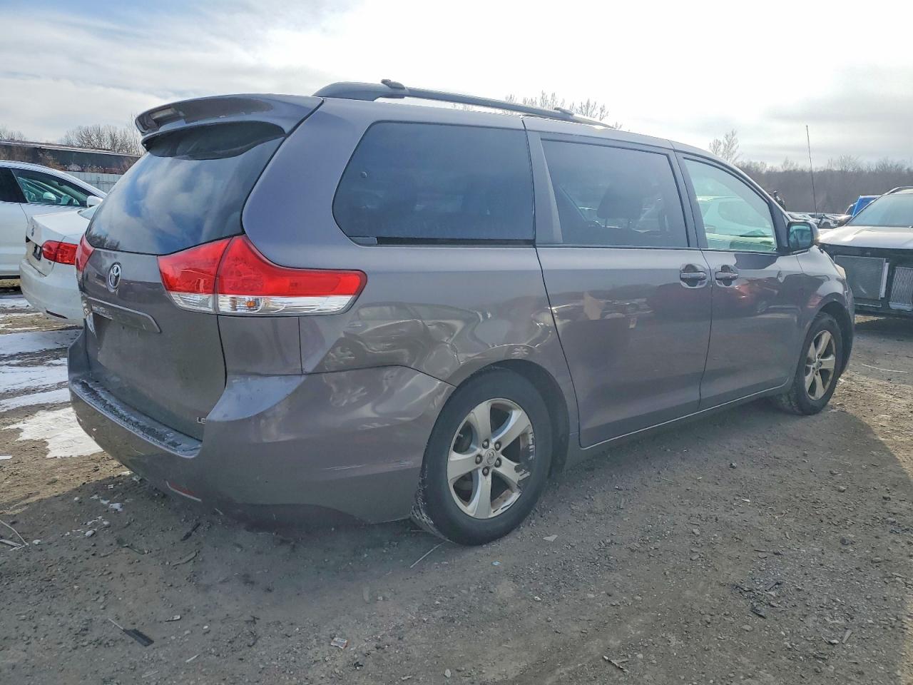 2014 TOYOTA SIENNA LE photo 3