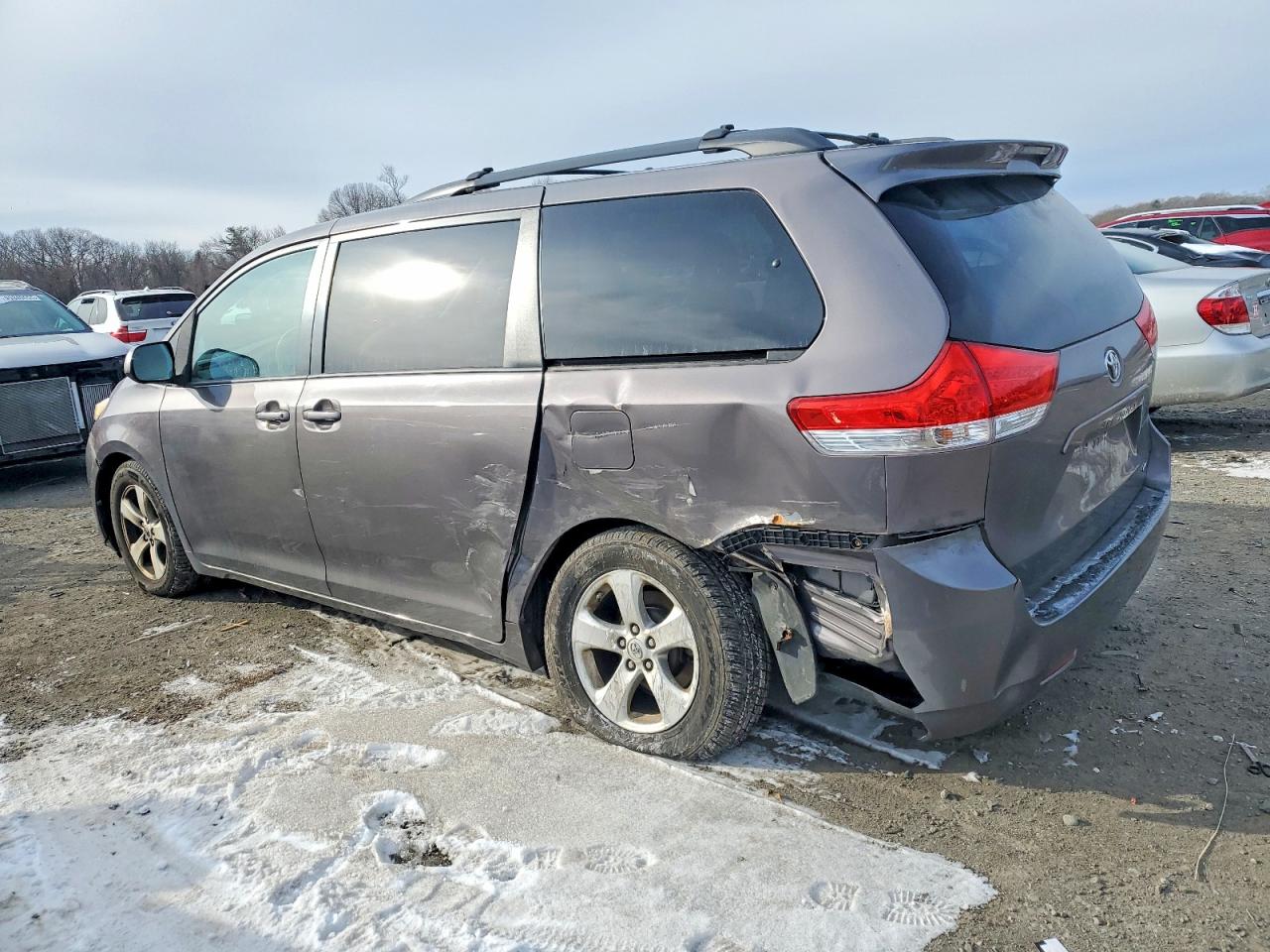 2014 TOYOTA SIENNA LE photo 2