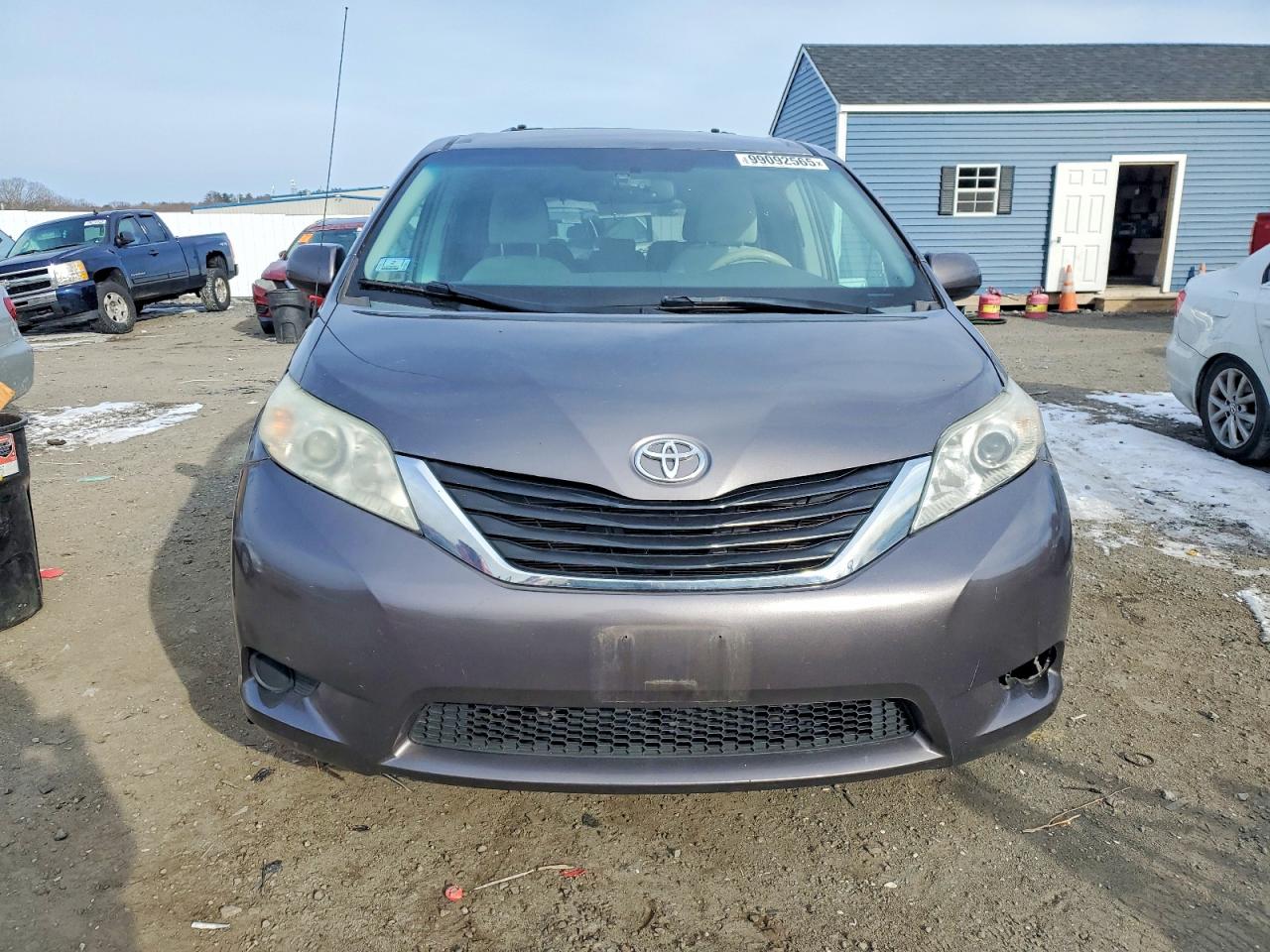 2014 TOYOTA SIENNA LE photo 5