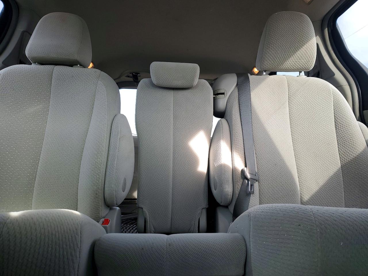 2014 TOYOTA SIENNA LE photo 10