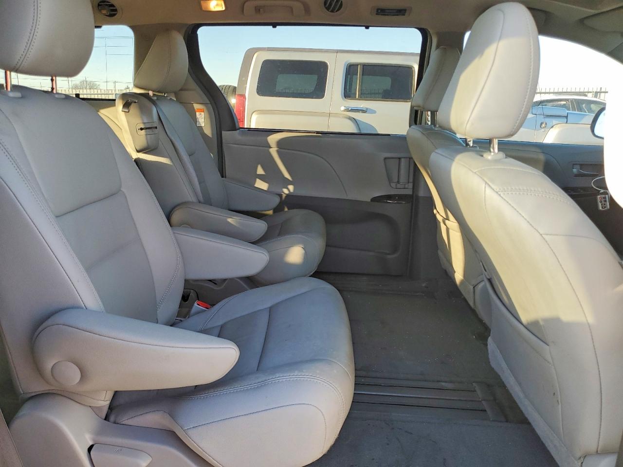 2016 TOYOTA SIENNA XLE PREMIUM 8-PASSENGER photo 21