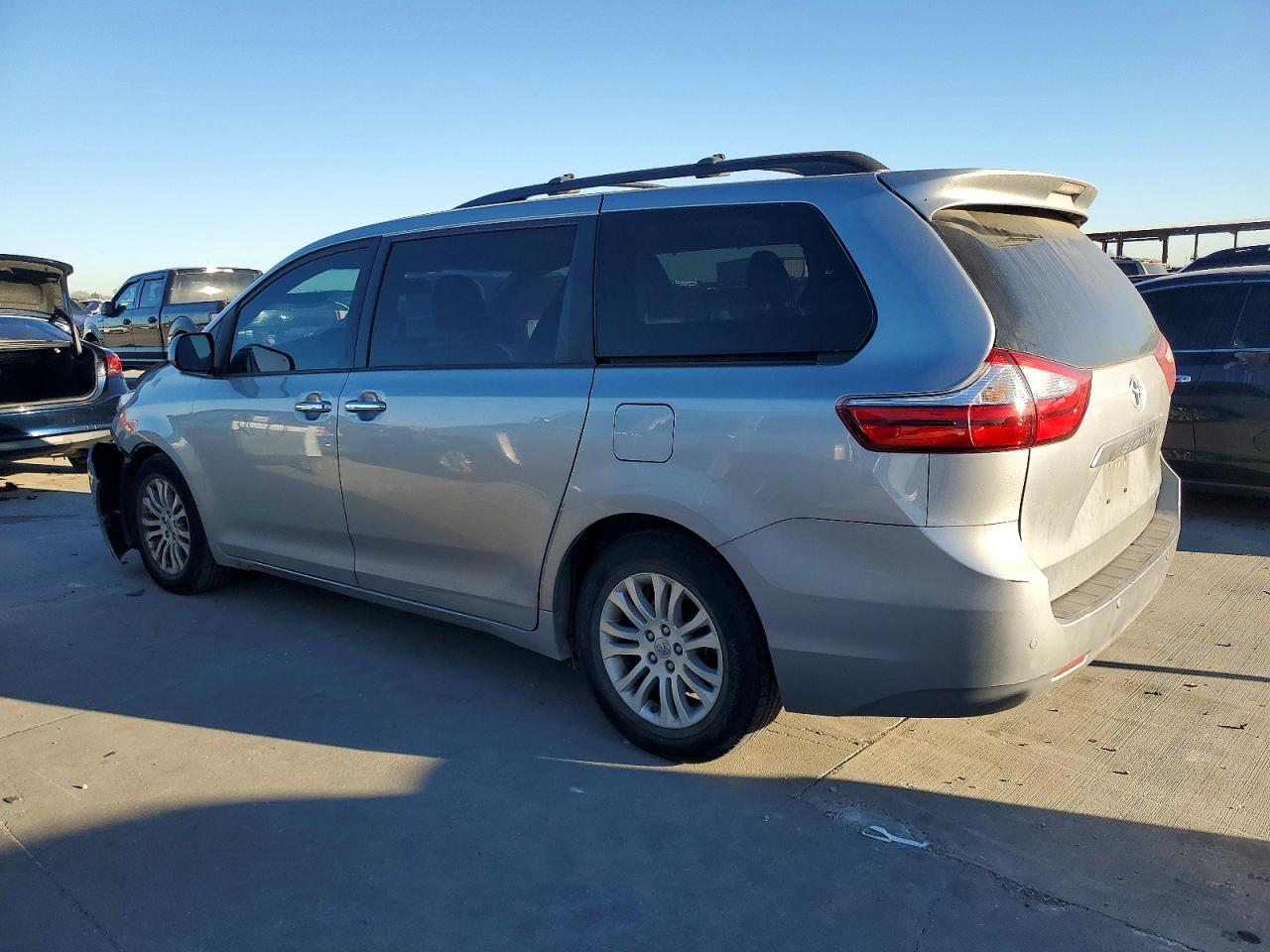 2016 TOYOTA SIENNA XLE PREMIUM 8-PASSENGER photo 3