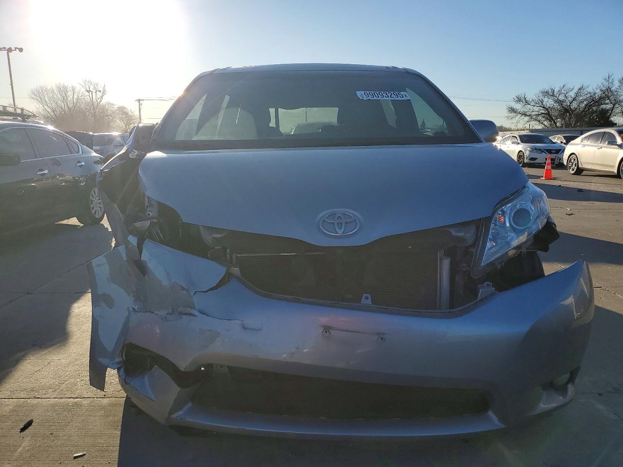 2016 TOYOTA SIENNA XLE PREMIUM 8-PASSENGER photo 9
