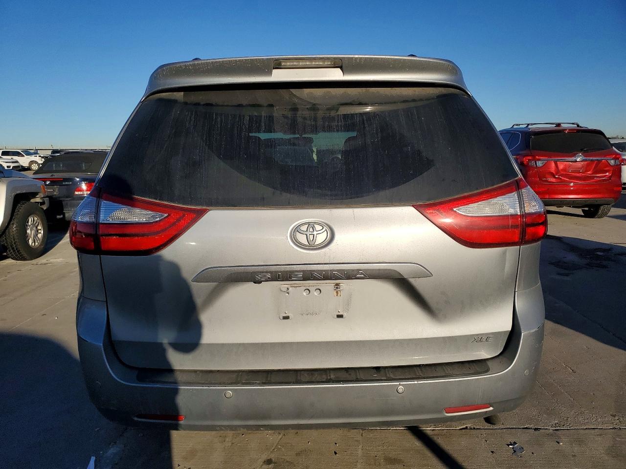 2016 TOYOTA SIENNA XLE PREMIUM 8-PASSENGER photo 11