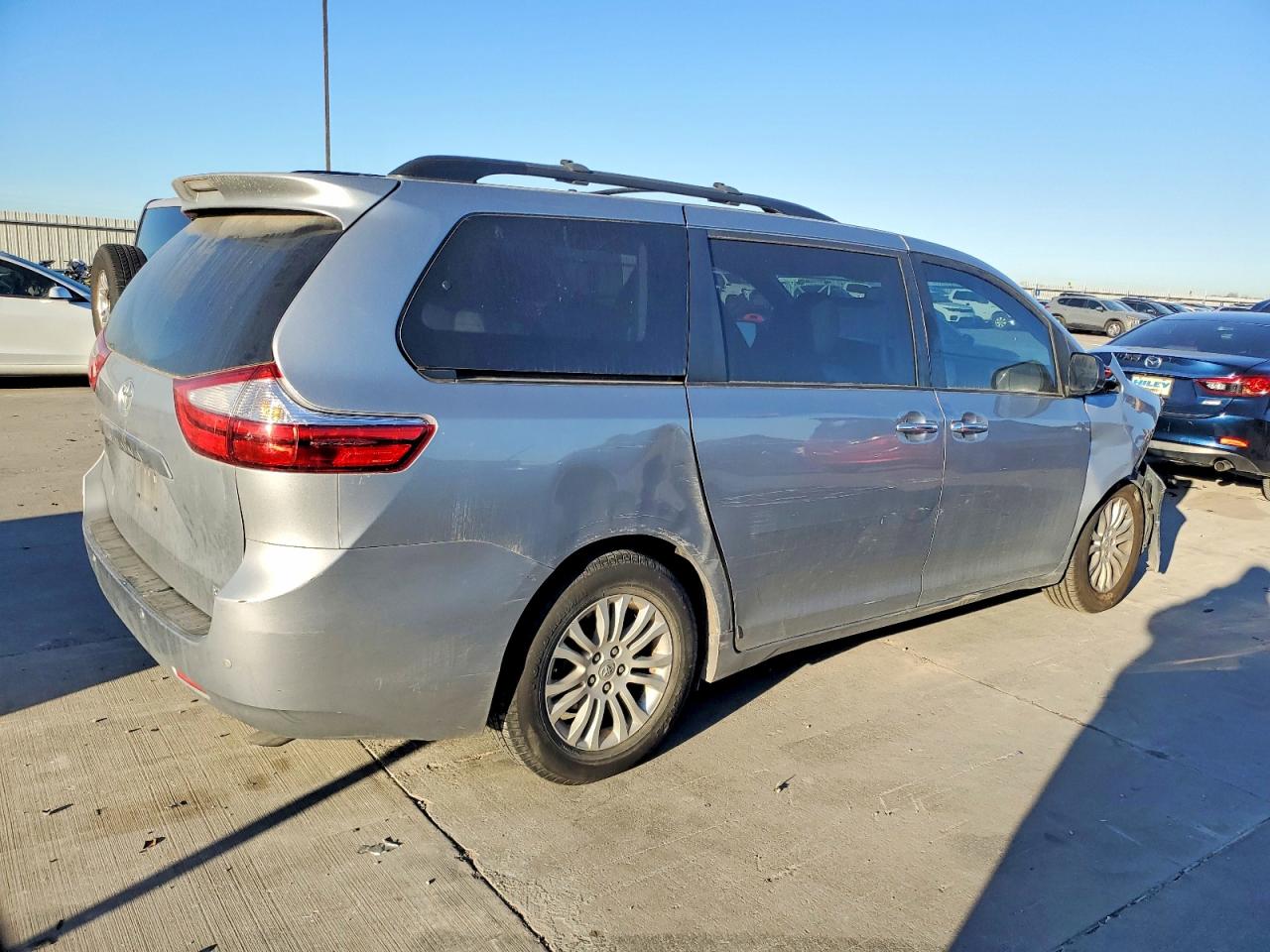 2016 TOYOTA SIENNA XLE PREMIUM 8-PASSENGER photo 5