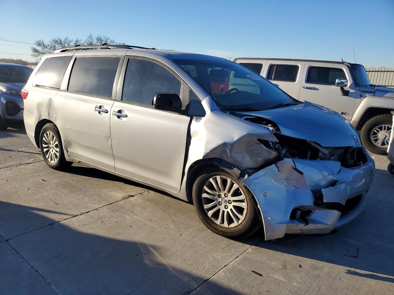 2016 TOYOTA SIENNA XLE PREMIUM 8-PASSENGER photo 7