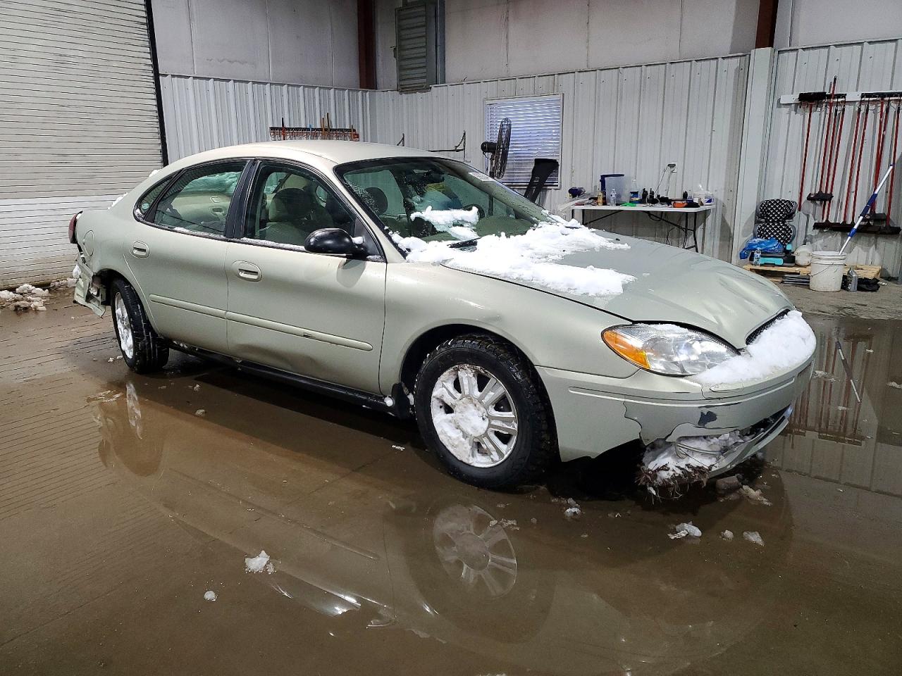2004 FORD TAURUS SE photo 4