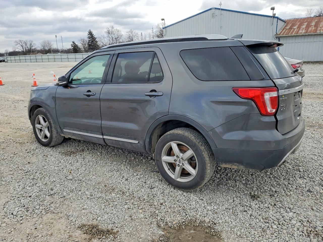 2016 FORD EXPLORER XLT photo 2