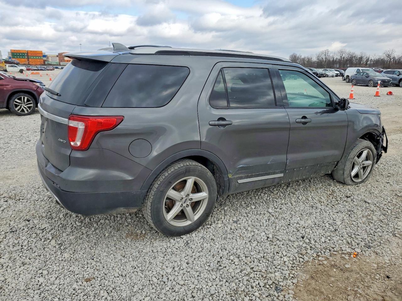 2016 FORD EXPLORER XLT photo 3