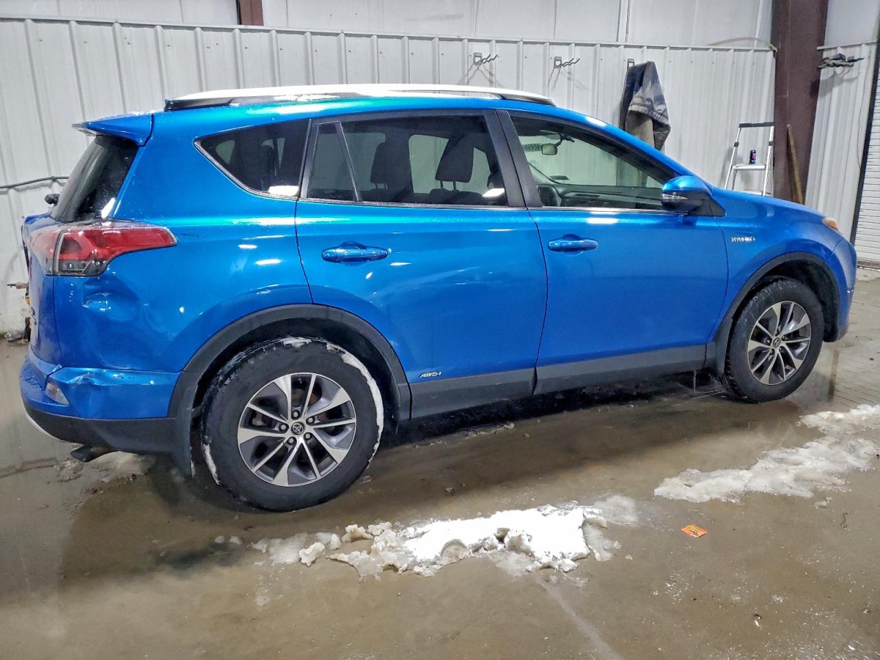2016 TOYOTA RAV4 HV XLE photo 3