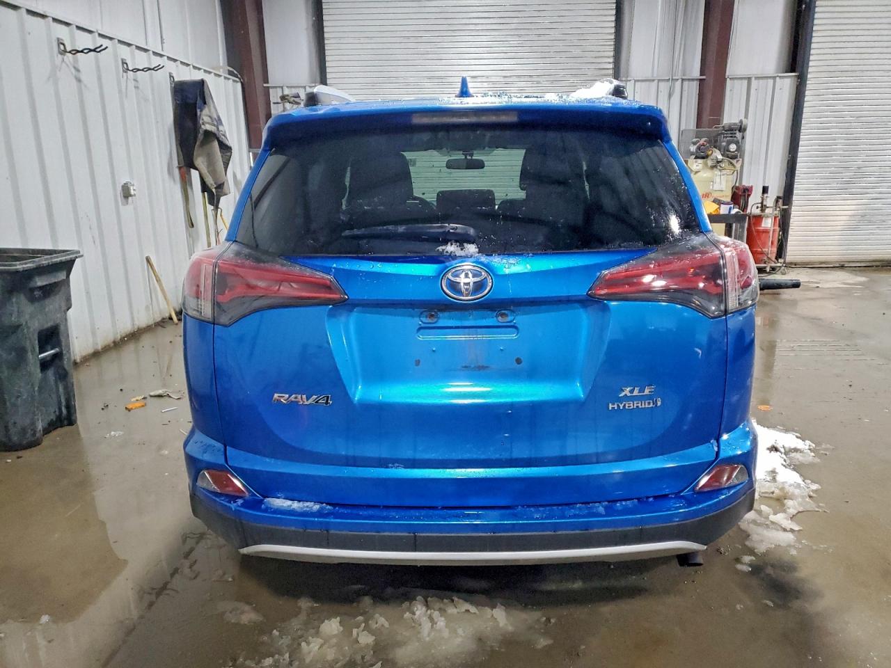 2016 TOYOTA RAV4 HV XLE photo 6
