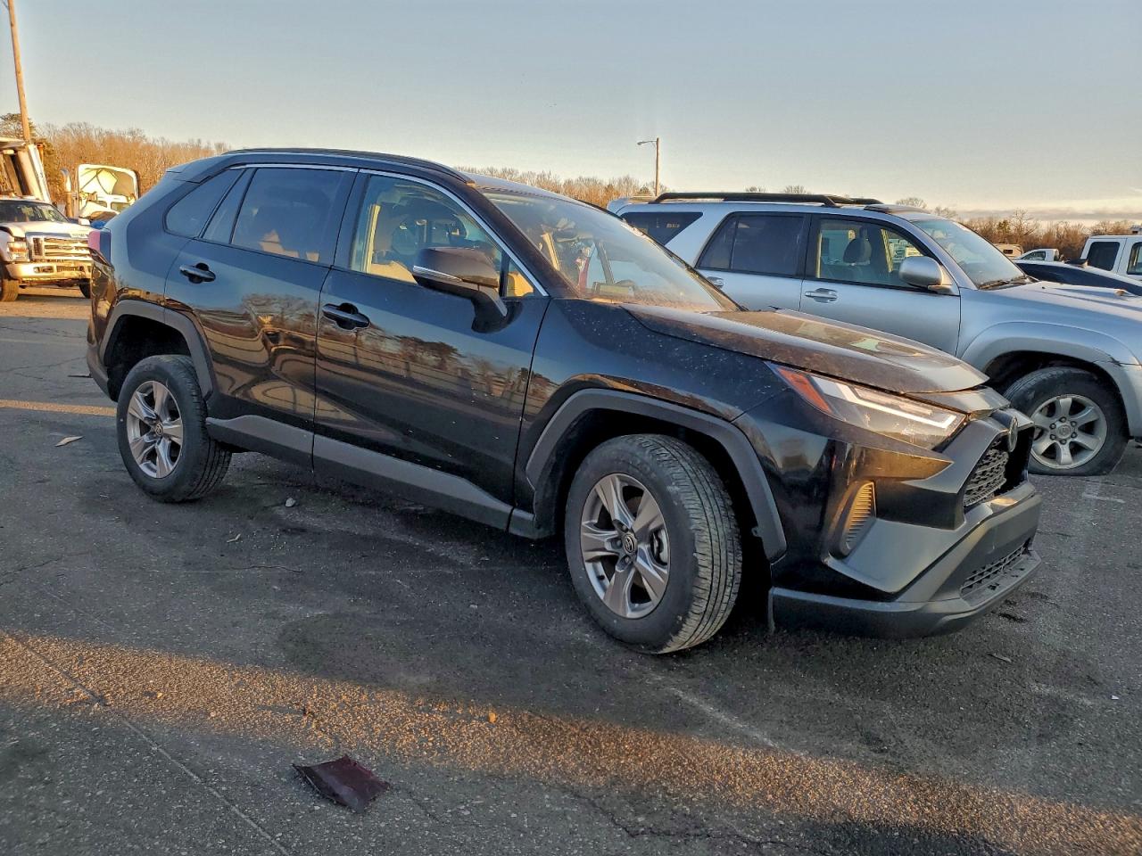 2025 TOYOTA RAV4 XLE photo 4