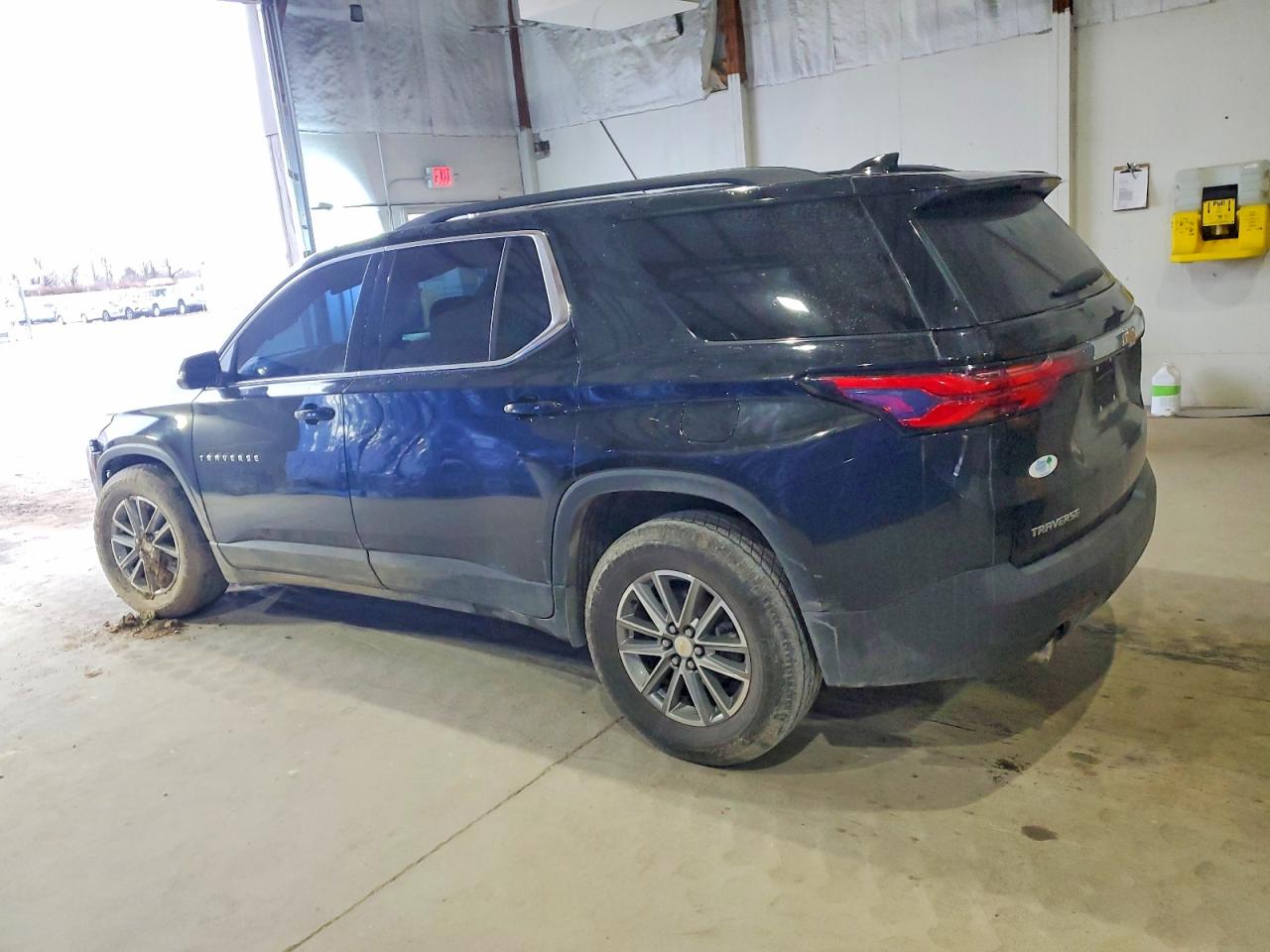 2023 CHEVROLET TRAVERSE LT photo 2