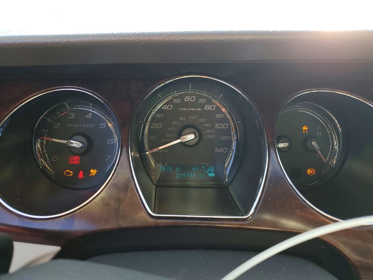 2010 FORD TAURUS SEL photo 9