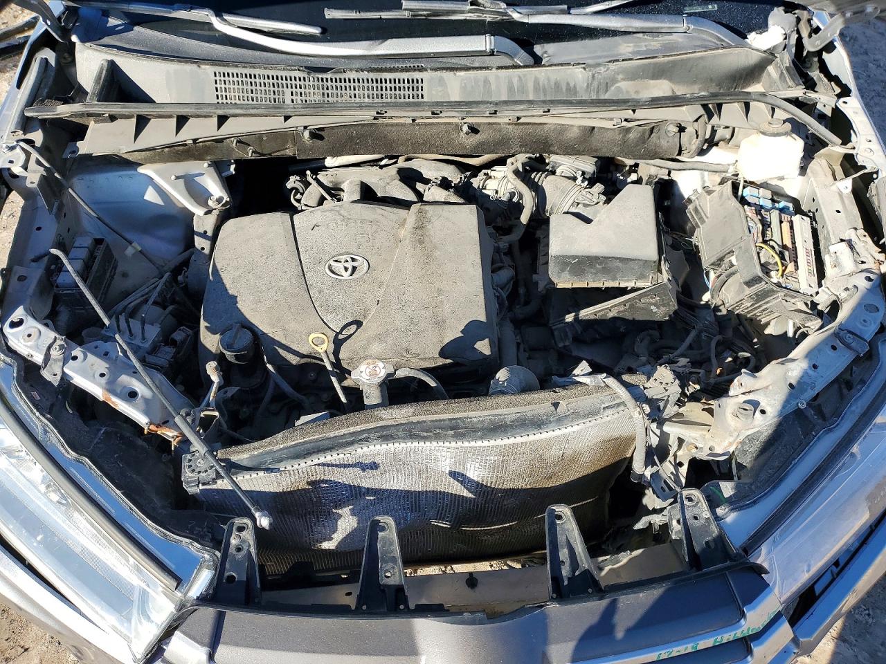 2019 TOYOTA HIGHLANDER SE photo 12