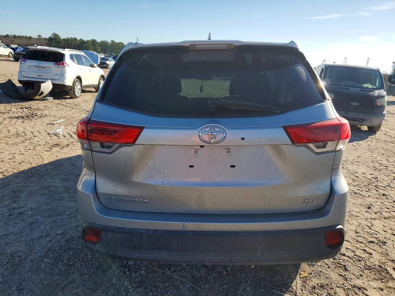 2019 TOYOTA HIGHLANDER SE photo 6