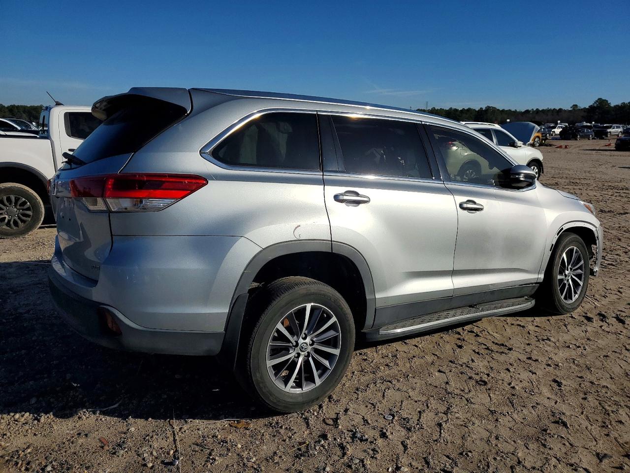 2019 TOYOTA HIGHLANDER SE photo 3