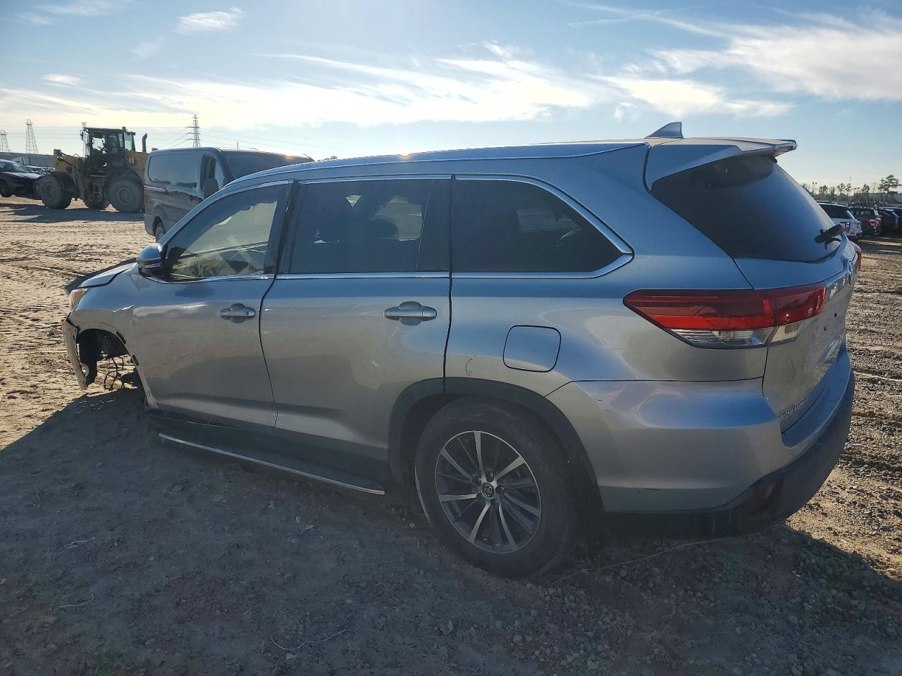 2019 TOYOTA HIGHLANDER SE photo 2
