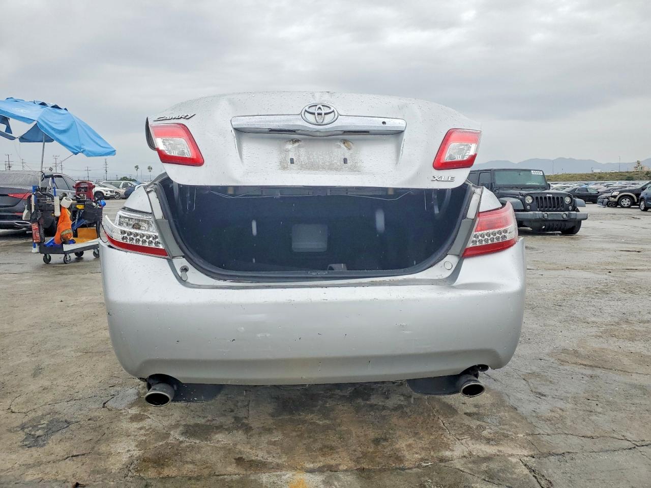 2010 TOYOTA CAMRY SE photo 6
