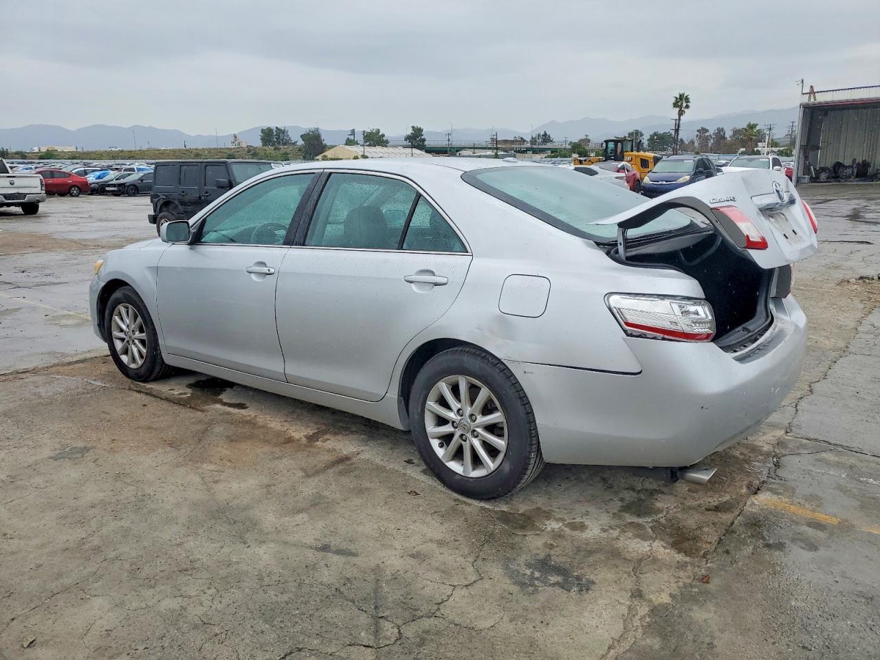 2010 TOYOTA CAMRY SE photo 2