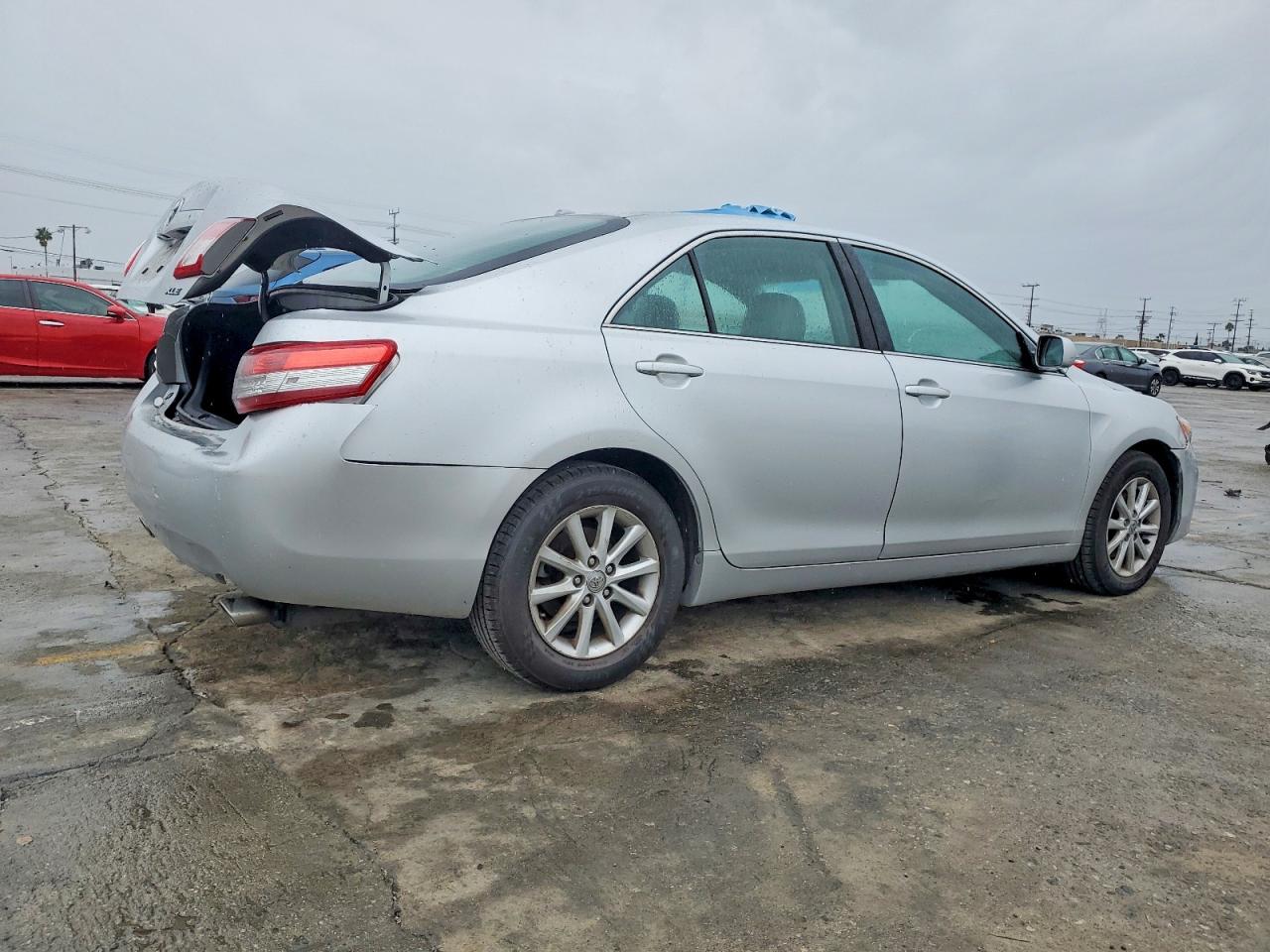 2010 TOYOTA CAMRY SE photo 3