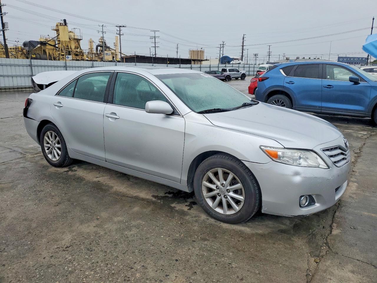 2010 TOYOTA CAMRY SE photo 4
